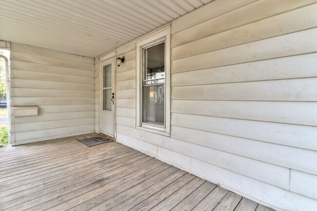 Building Photo - 2 Bedroom bungalow close to Downtown Urban...