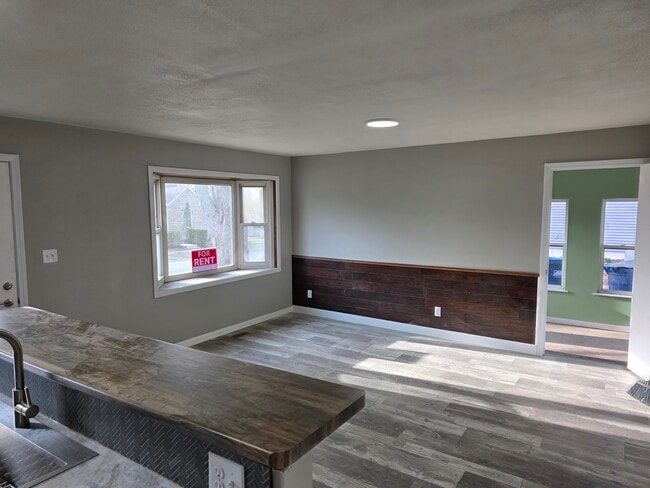 Building Photo - 616 9th St