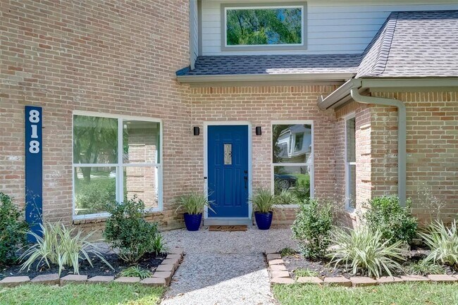 Foto del edificio - 818 Silvergate Dr