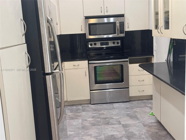 Foto del edificio - 5005 Collins Ave