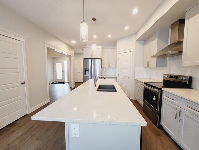 Building Photo - 2638 Donaghey Cres SW
