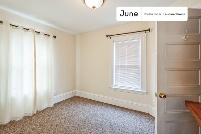 Building Photo - Private bedroom in 6 bed/2.5 bath Home