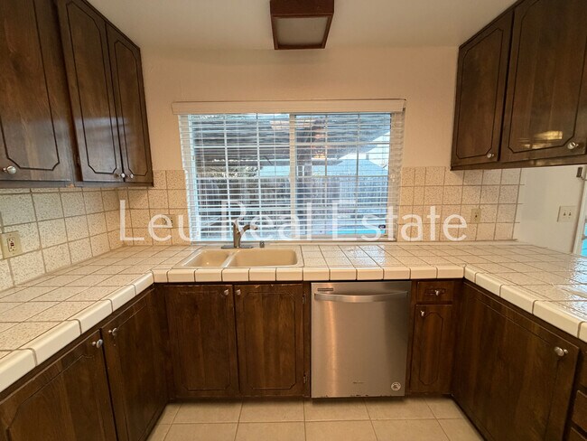 Building Photo - 5020 Village Wood Dr