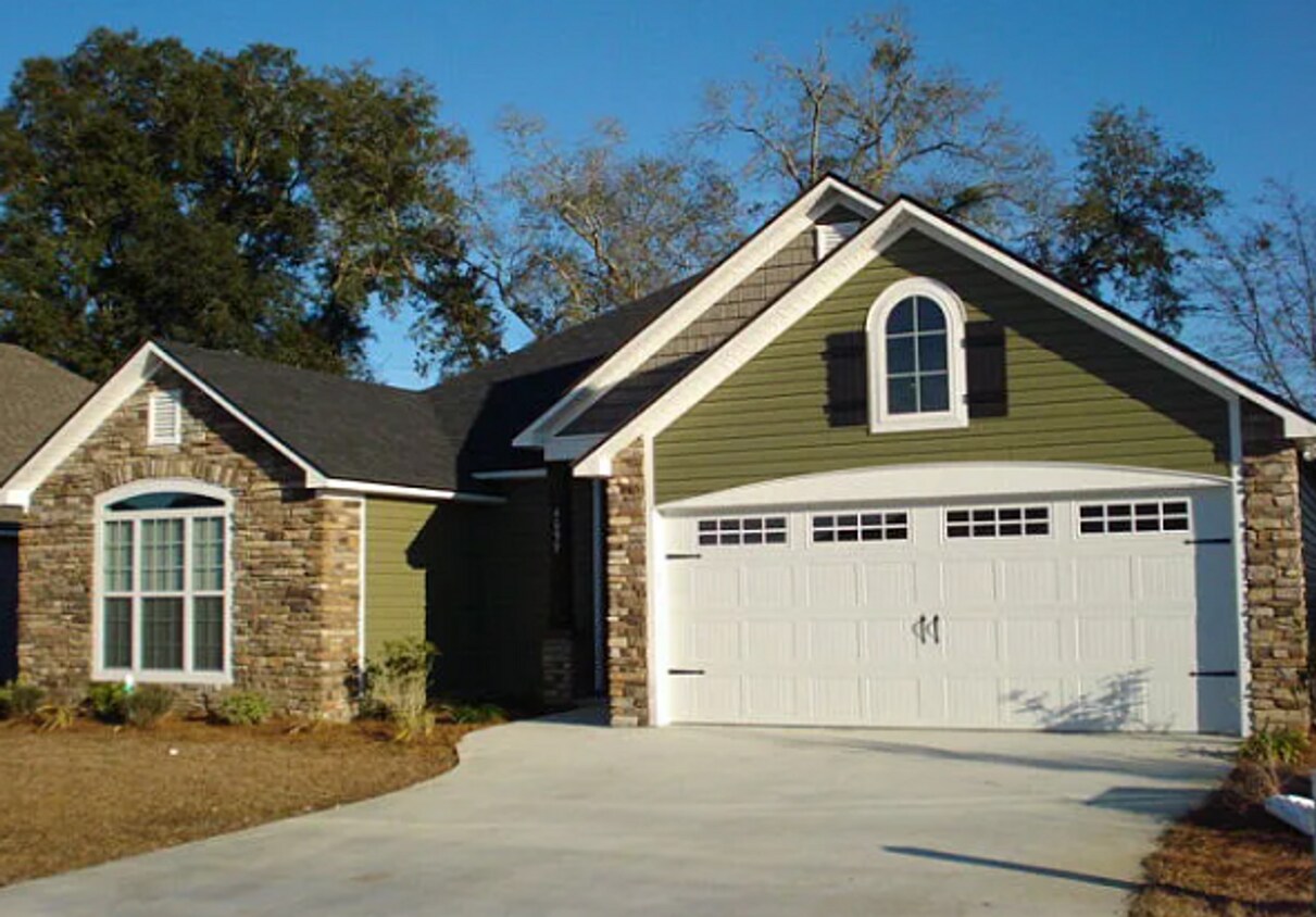 Primary Photo - Luxurious 4BR/3BA Home with Fenced Backyar...