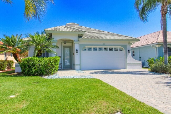 Building Photo - ***HEATED PRIVATE POOL***FENCED IN***WALKI...