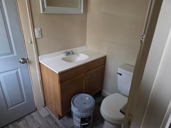 Building Photo - 927 Dequincy St