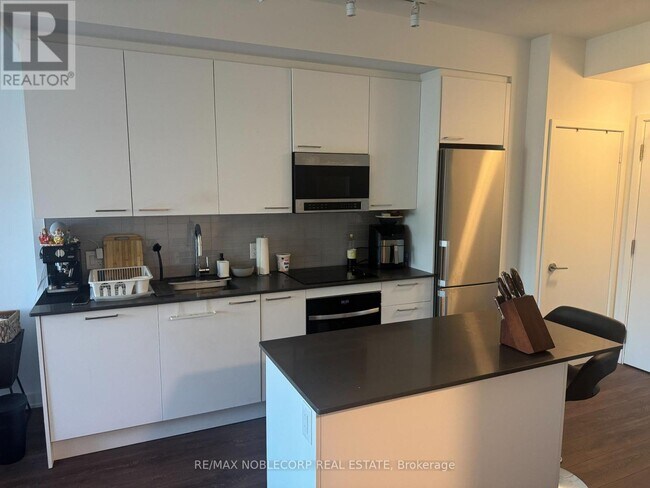 Building Photo - 3005-3005 Pine Glen Rd