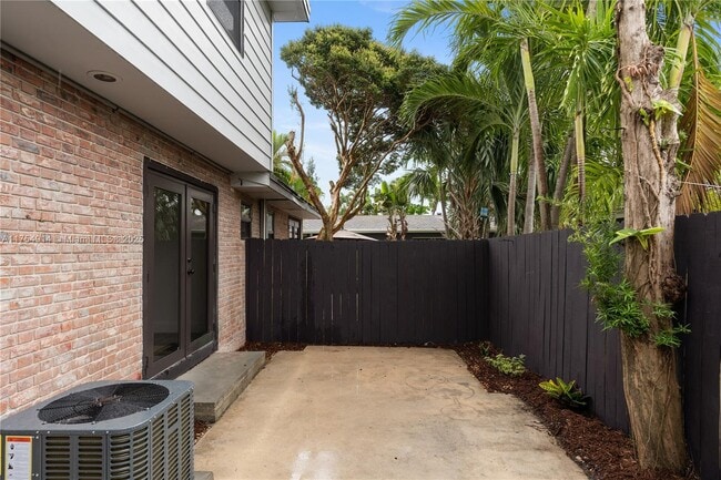 Building Photo - 832 NE 18th Ct