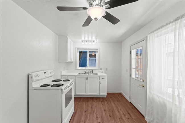 Building Photo - 112 College