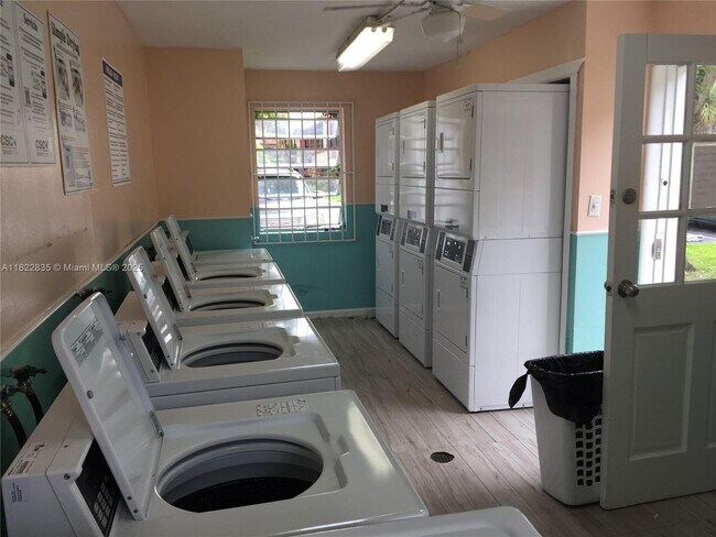 Foto del edificio - 10790 N Kendall Dr