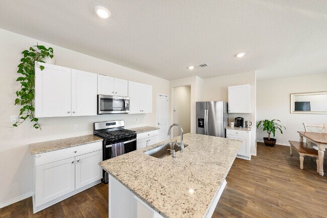 Foto del edificio - Want discounted utilities along with Free Rent? You came to the right place!