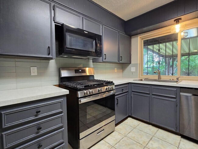 Foto del edificio - PRICE REDUCTION/SECTION 8 ACCEPTED - AVAIL...