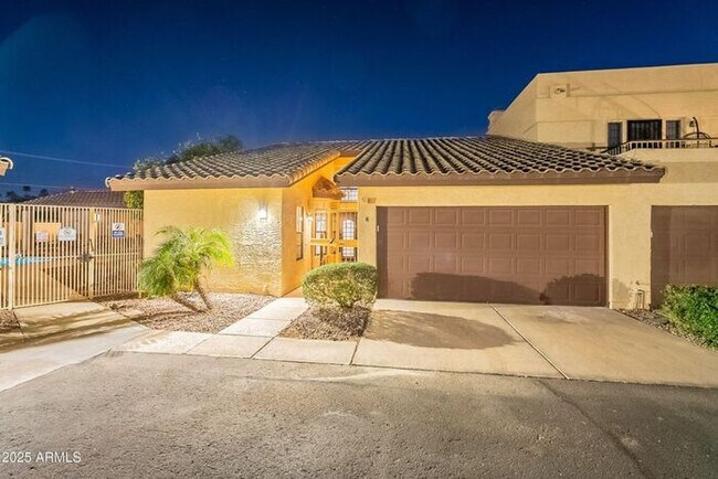 Building Photo - 3-bedroom townhome in great central Phoeni...