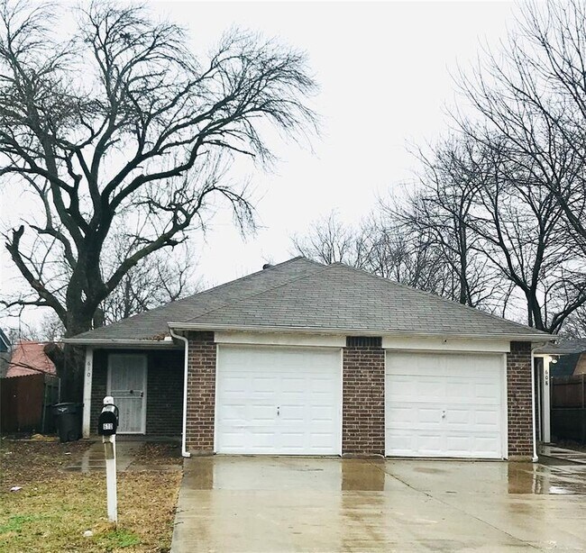 Foto del edificio - 608 Upton Ave