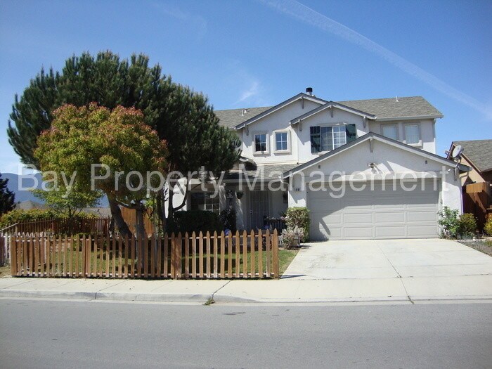 Foto principal - Beautiful, large 6 bedroom home in Soledad