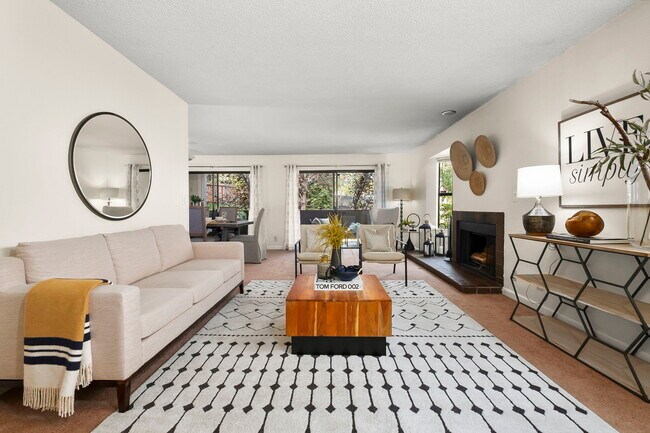 Gracious living area - 1713 Dalessi Dr