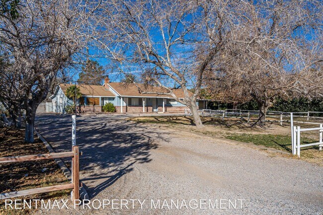 Foto del edificio - 3 br, 2 bath House - 6735 N TiOGA WAY