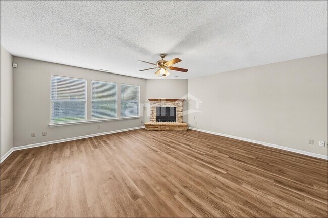 Foto del edificio - 2324 Shadowbrook Dr