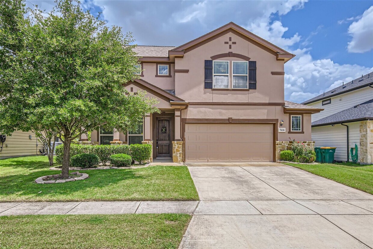 Foto principal - Available now! Located near Randolph AFB