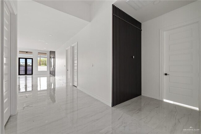 Building Photo - 32 Zimmerius Ave