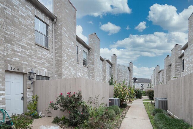 Building Photo - 3214 Holly Hall St