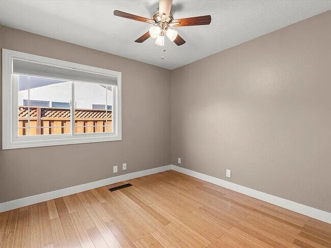 Foto del edificio - 7330 Wren Ave