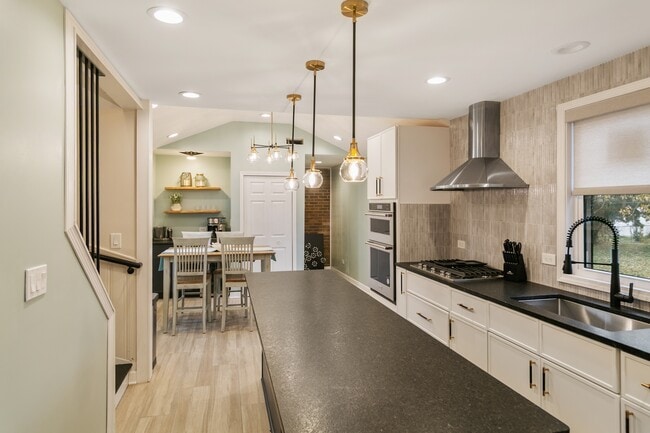 Building Photo - 635 E Prairie Ave