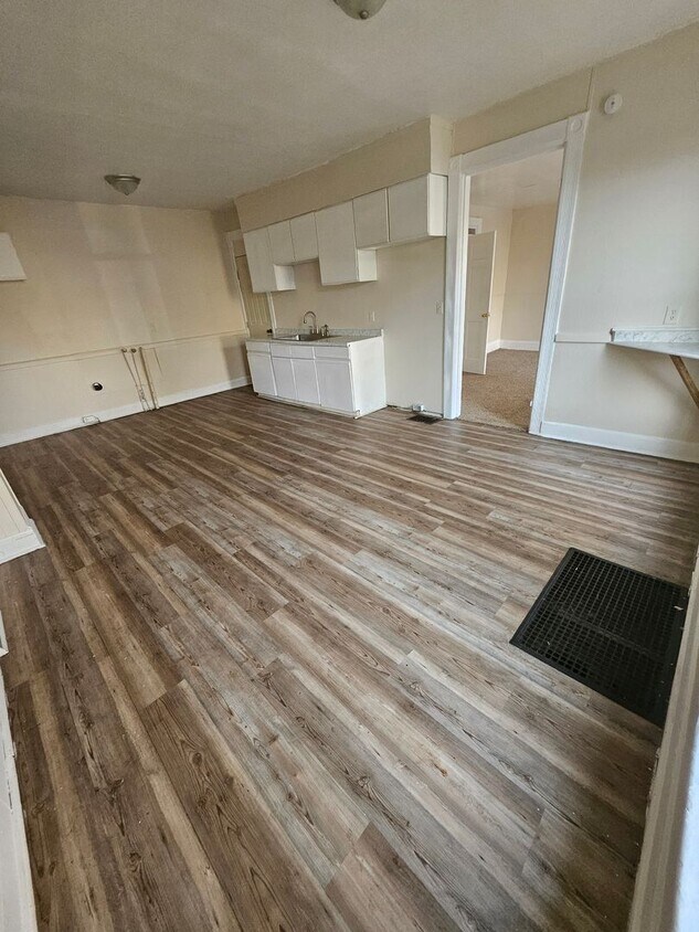 Foto principal - 4 bedroom townhouse style unit on west side