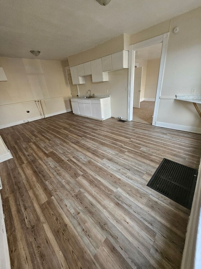 Building Photo - 701 W 18th St