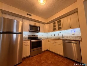 Building Photo - 15 Forest Glen Cir