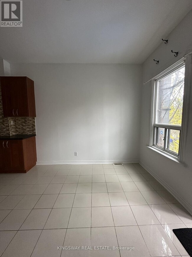 Photo du bâtiment - 1504 Queen St W