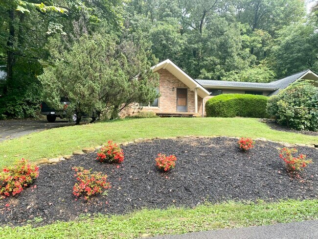 Building Photo - 1443 Palisades Rd