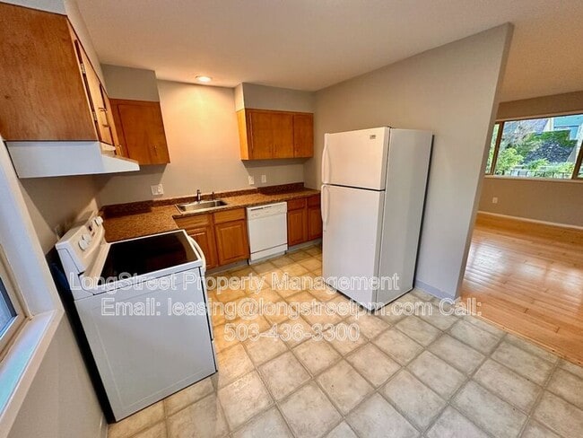 Building Photo - 121 SE 30th Pl