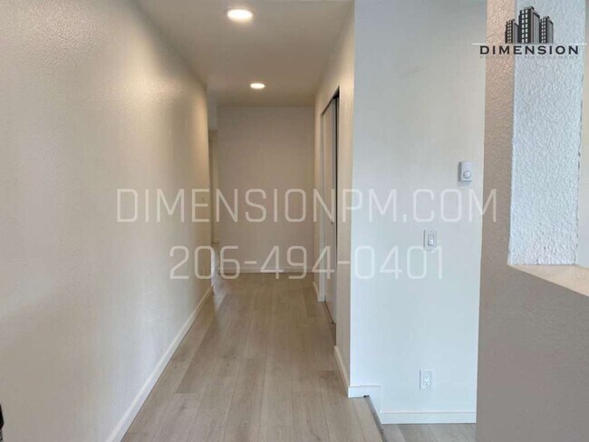Building Photo - Wonderful 2 bed/1 bath duplex with firepla...