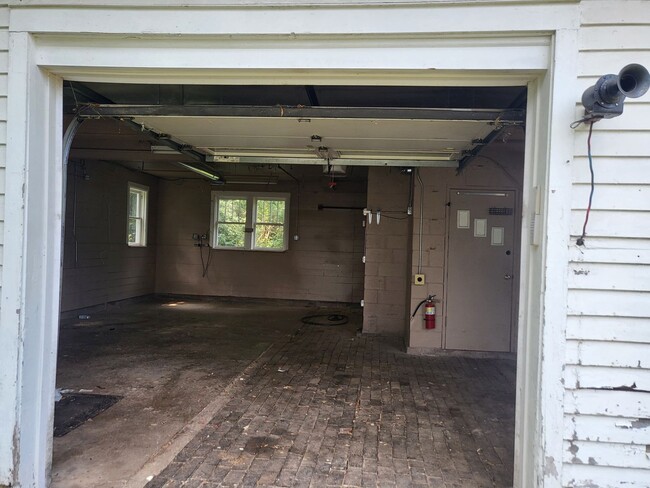 Building Photo - Secluded 4-Bedroom Carriage House with Wor...