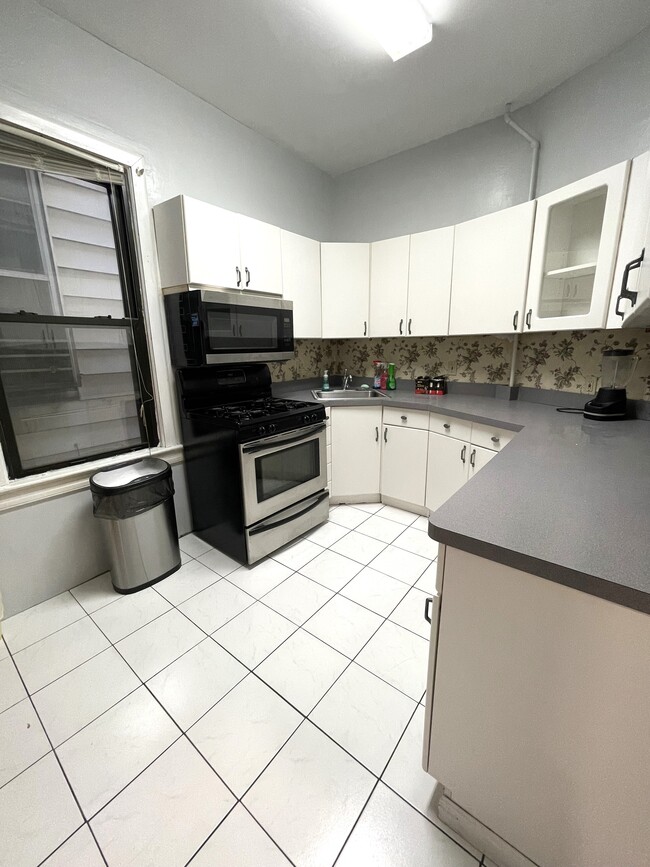 Large Kitchen - 812 Pavonia Ave