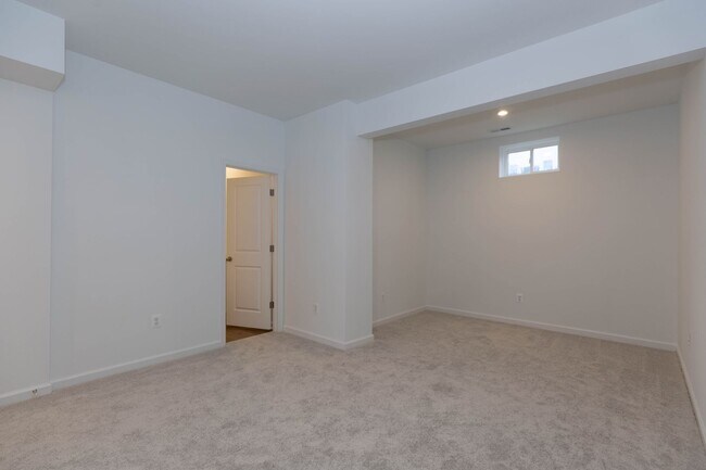 Foto del edificio - 3 Bed/3.5 Bath NEW Townhome in Charles Tow...