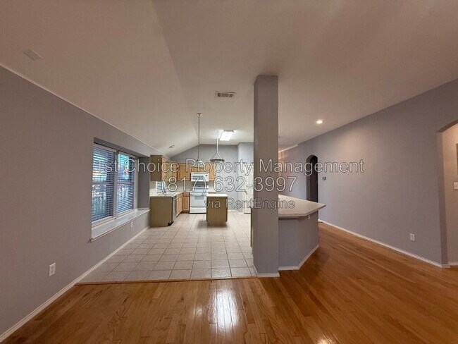 Building Photo - 5016 San Jacinto Dr