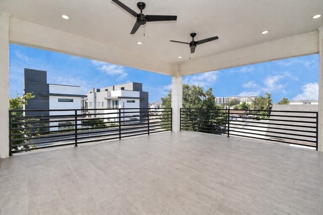 Foto del edificio - 732 W 22nd St