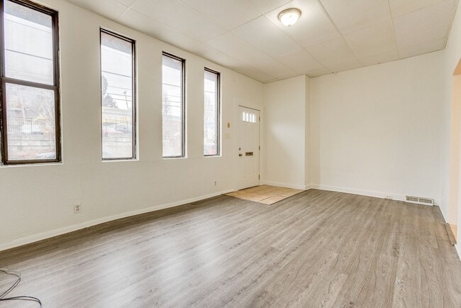 Foto del edificio - 705 Brownsville Rd