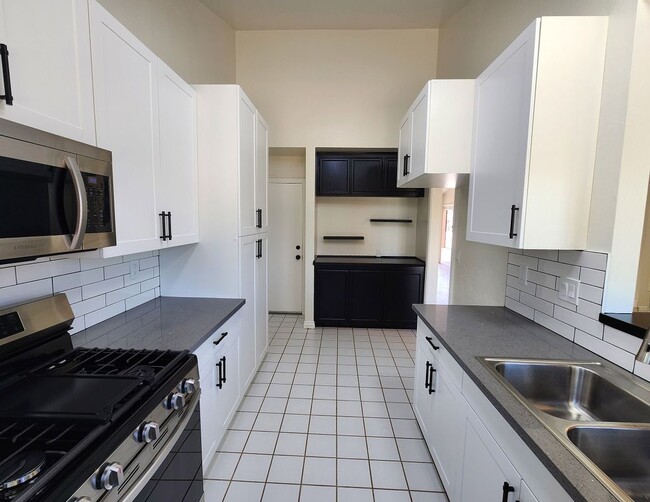 Building Photo - 80 N Lucas Ct