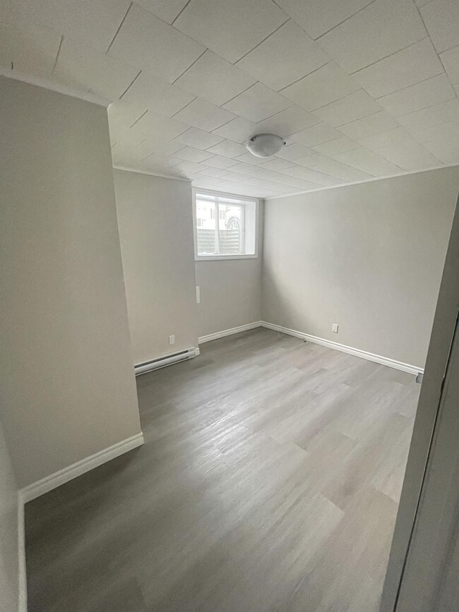 Photo du bâtiment - 14 Riverside Dr E