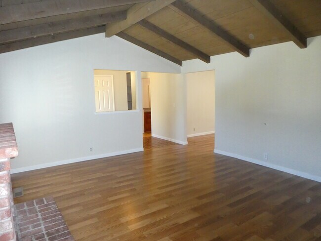 Building Photo - 1539 Moorpark Ave