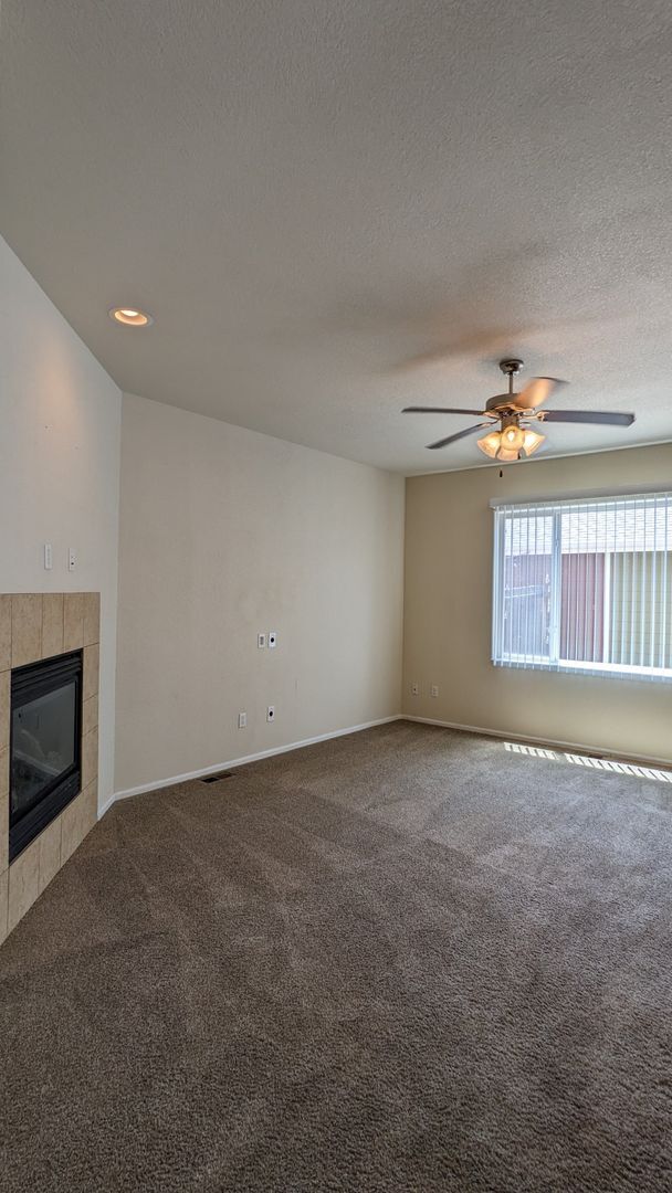 Building Photo - 2 STORY END UNIT TOWNHOME W/DETACHED 2 CAR...