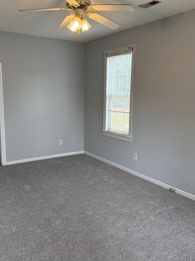 Foto del edificio - Freshly Painted Townhome