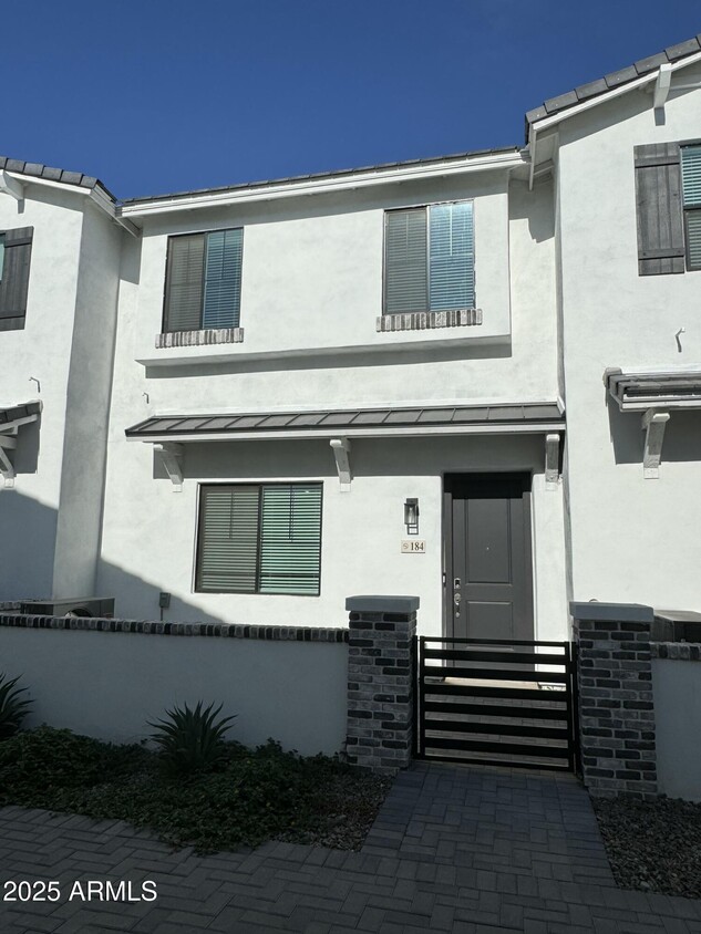 Foto principal - 3230 E Thomas Rd