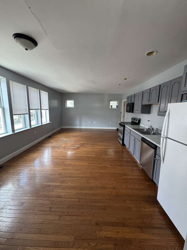 Open floor plan dining/living room - 2 Decatur St