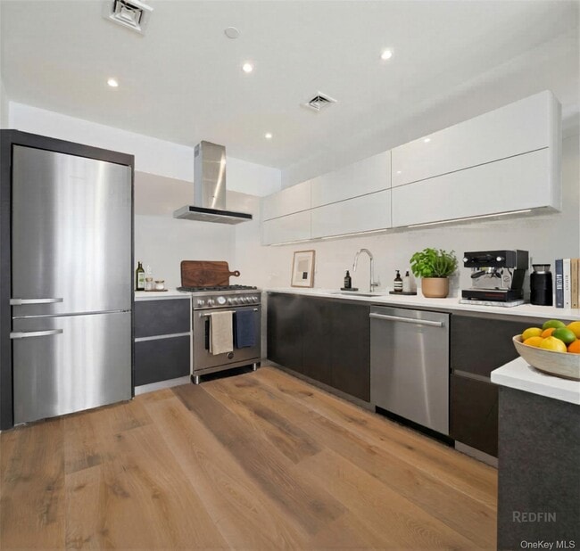 Building Photo - 128 W 26th St