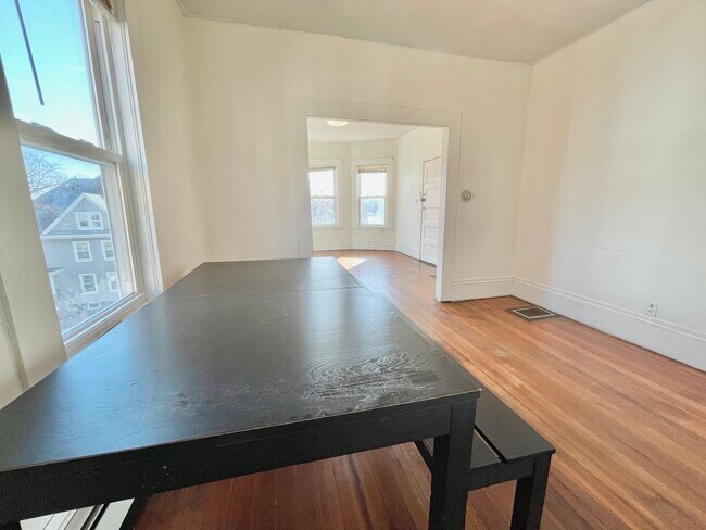 Building Photo - 112 Salem St