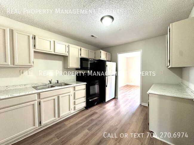 Foto del edificio - **MOVE IN SPECIAL!**Charming 3BR/2.5BA hom...